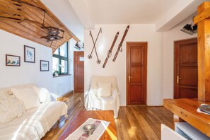 Leilighet | Oppholdsområde | En 36-tommers TV med kabel-kanaler