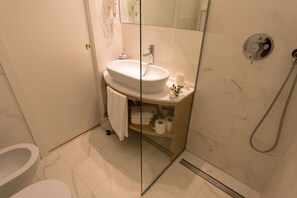 Doccia, asciugacapelli, bidet, asciugamani