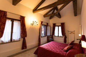 3 Schlafzimmer, Zimmersafe, Schreibtisch, Bügeleisen/Bügelbrett
