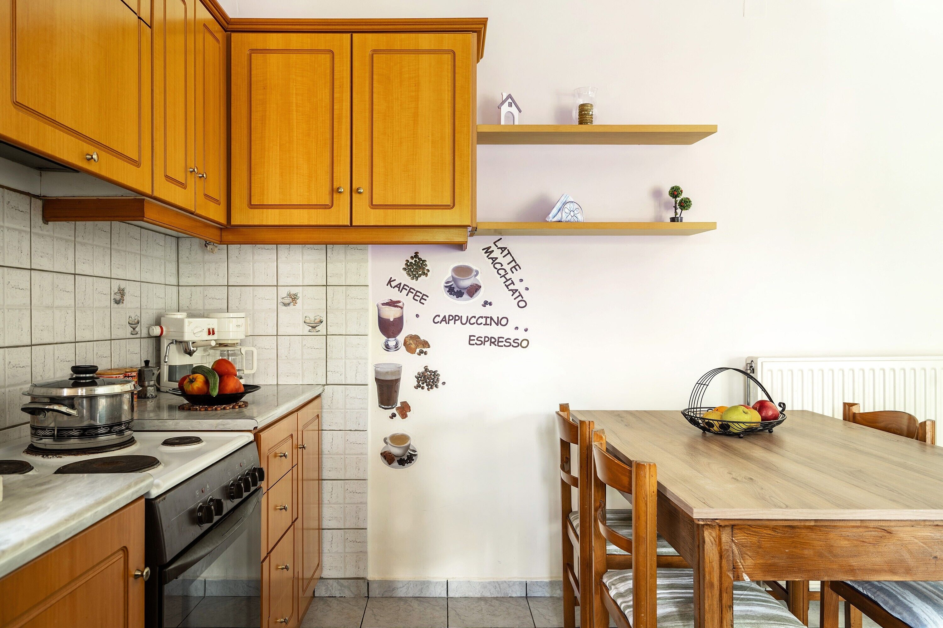 Kühlschrank, Ofen, Herdplatte, Wasserkocher mit Kaffee-/Teezubehör