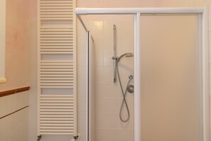Bruser, gratis toiletartikler, hårtørrer, håndklæder