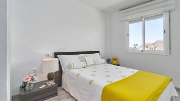 1 slaapkamer, een strijkplank/strijkijzer, gratis wifi, beddengoed