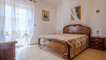 3 bedrooms, iron/ironing board, bed sheets