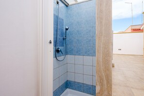 Baignoire, sĂšche-cheveux, serviettes fournies