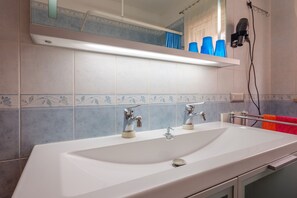 浴槽、ヘアドライヤー、タオル