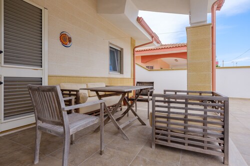 Apartment 'Casa Azzurra 107m Dal Mare' with Private Garden and Air Conditioning