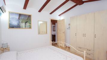 2 bedrooms, iron/ironing board, free WiFi, bed sheets