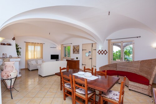 "Villa Funtana Cortese" with Private Pool, Wi-Fi & Air Conditioning