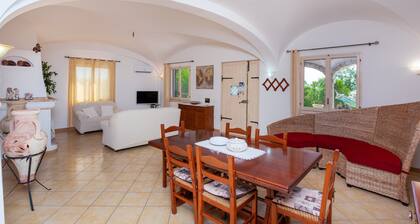 "Villa Funtana Cortese" with Private Pool, Wi-Fi & Air Conditioning