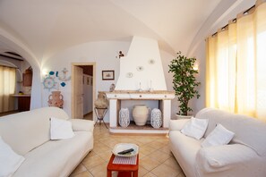 Una televisión, una chimenea