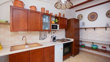 Frigorífico, microondas, horno y placa de cocina