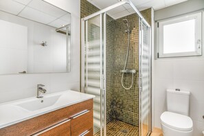 Ducha, secador de pelo y toallas