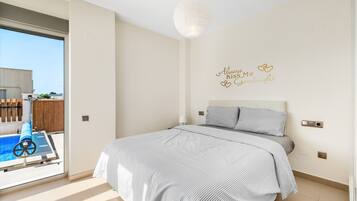 3 slaapkamers, een strijkplank/strijkijzer, gratis wifi, beddengoed