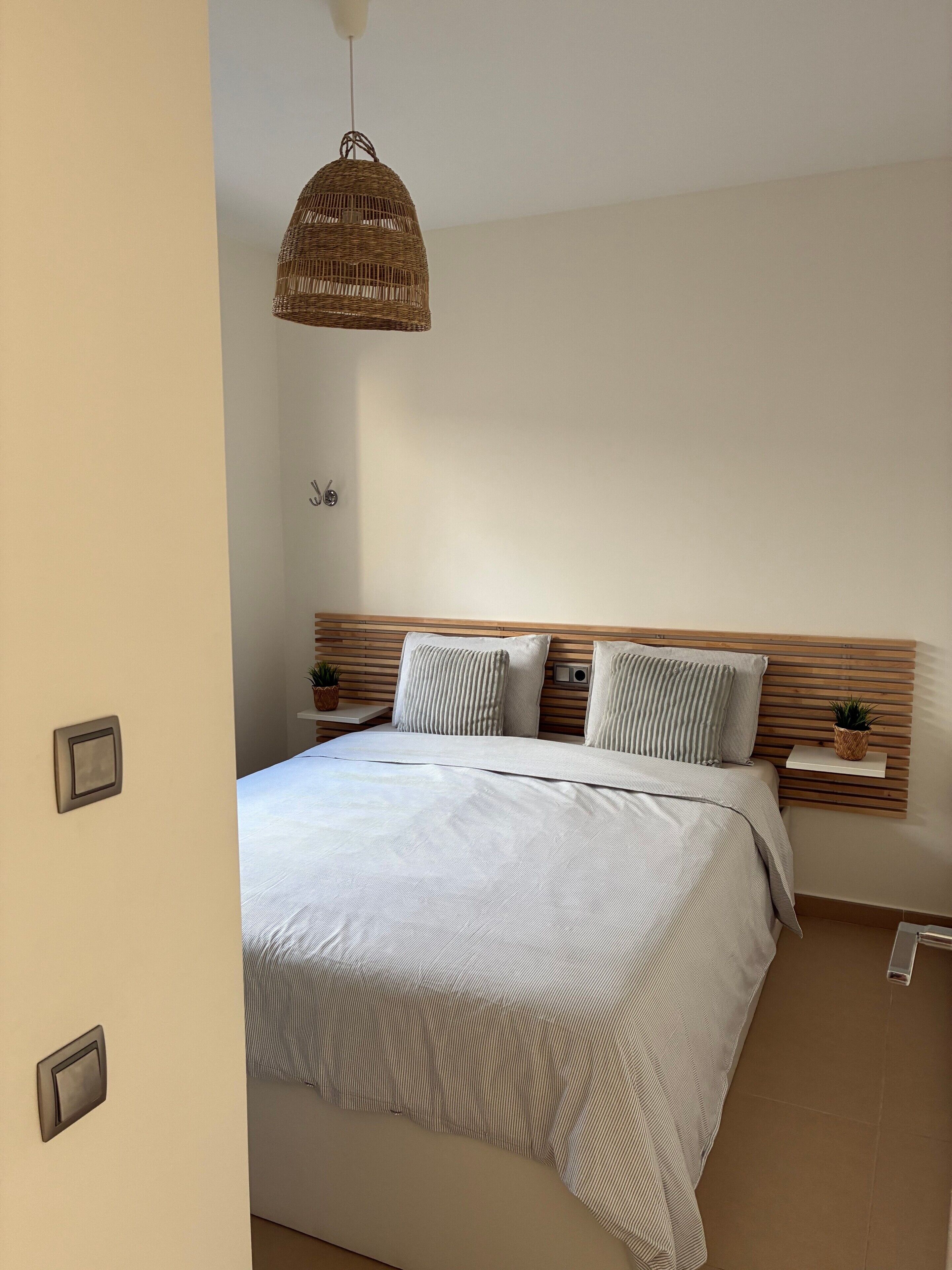 3 室のベッドルーム、アイロン / アイロン台、WiFi (無料)、ベッドシーツ