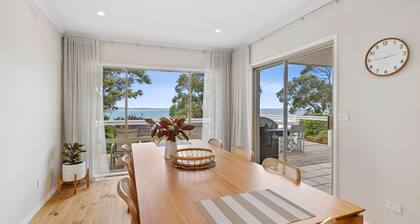 Alby's - Beachfront Retreat