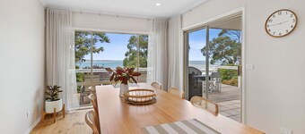 Alby's - Beachfront Retreat