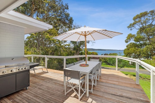 Alby's - Beachfront Retreat