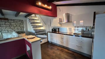 Fridge, oven, stovetop, dishwasher