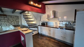 Kjøleskap, ovn, kokeplater og oppvaskmaskin