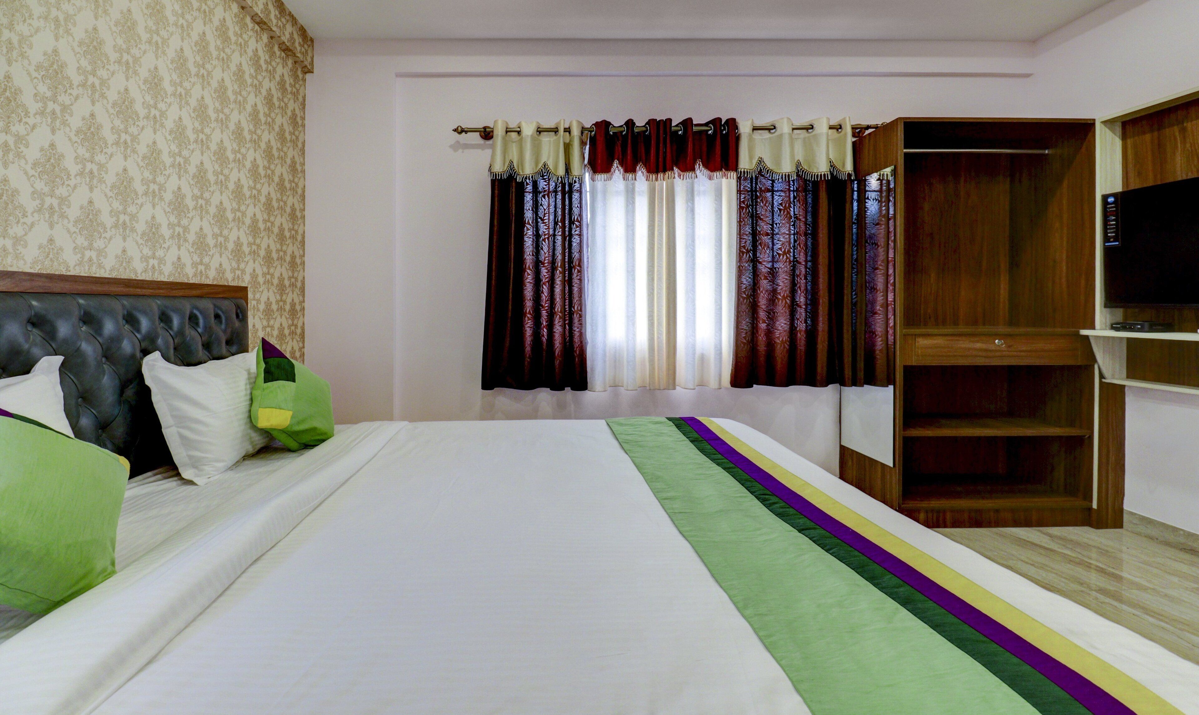 标准房 | 办公桌、熨斗/熨板