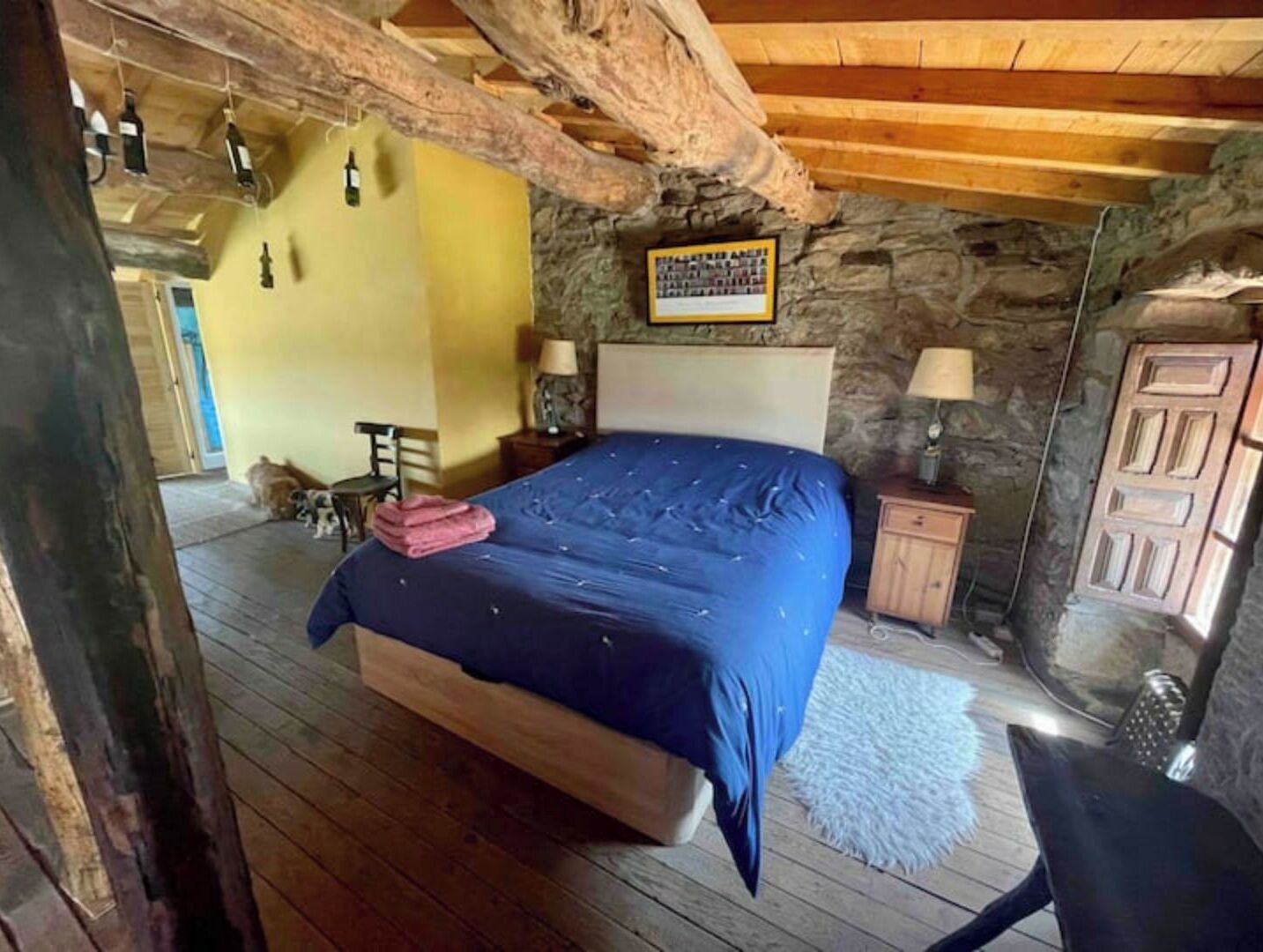 2 slaapkamers, reisbedje, beddengoed