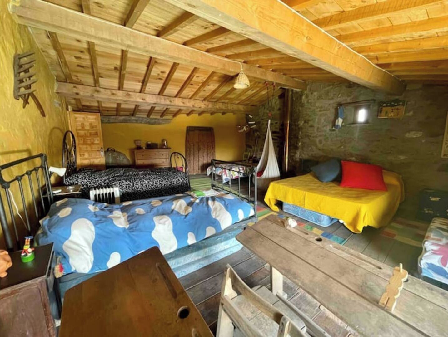 2 bedrooms, travel crib, bed sheets