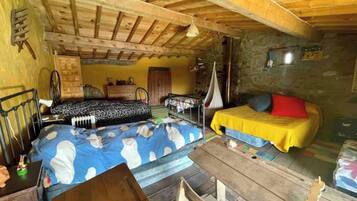 2 slaapkamers, reisbedje, beddengoed