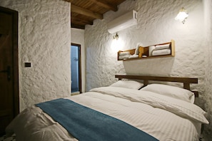 Suite estudio | Ropa de cama de alta calidad y caja de seguridad en la habitación