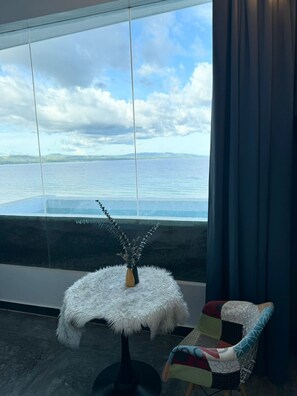 Junior Superior Suite w/ Plunge pool and bathtub | 高級寢具、羽絨被、迷你吧、獨特裝潢