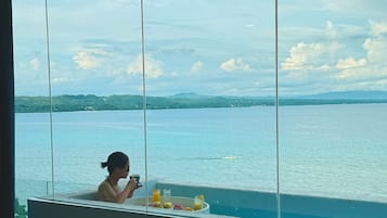 Junior Superior Suite w/ Plunge pool and bathtub | 1 室のベッドルーム、高級寝具、羽毛の掛け布団、ミニバー