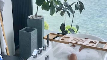 Junior Superior Suite w/ Plunge pool and bathtub | Terrace/patio