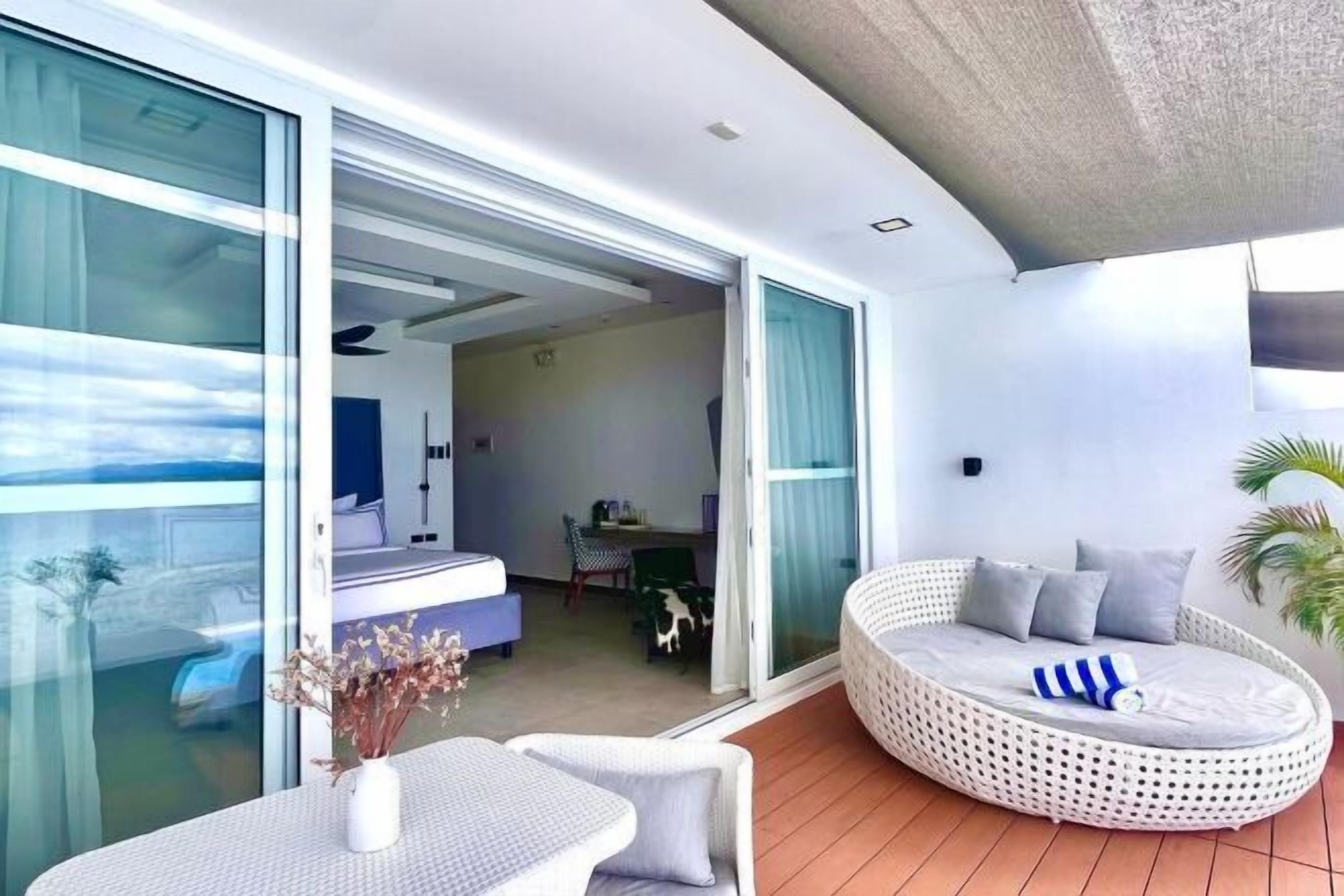 Premium bedding, down comforters, minibar, individually decorated