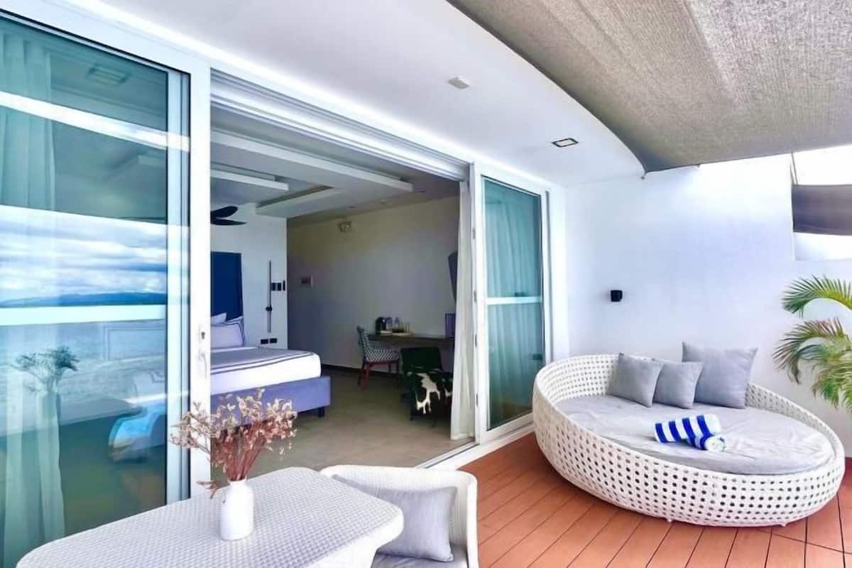 1 bedroom, premium bedding, down duvets, minibar