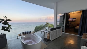 Junior Superior Suite w/ Plunge pool and bathtub | Terrace/patio
