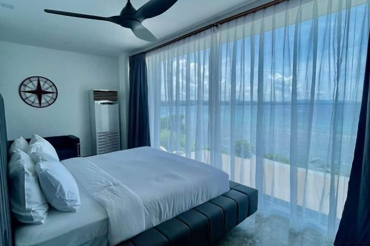1 bedroom, premium bedding, down duvets, minibar