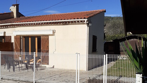 A house with a stone patio and a swimming pool. - Quiet semi-detached house with swimming pool (Grasse)