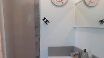 Dusche, Haartrockner, Handtücher, Seife