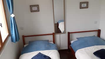 2 slaapkamers, een bureau, een strijkplank/strijkijzer, reisbedje