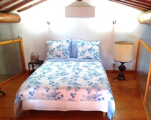 1 室のベッドルーム、デスク、アイロン / アイロン台、WiFi (無料)