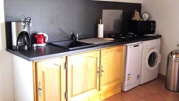 Réfrigérateur, micro-ondes, plaque de cuisson, lave-vaisselle