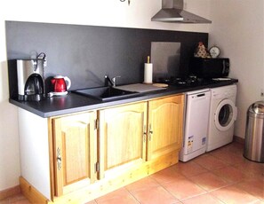 Kjøleskap, mikrobølgeovn, kokeplater og oppvaskmaskin