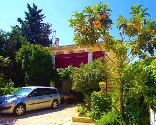 La Cigale Villa-Appart 2 ps dans Village au coeur de la Provence Près d'Avignon