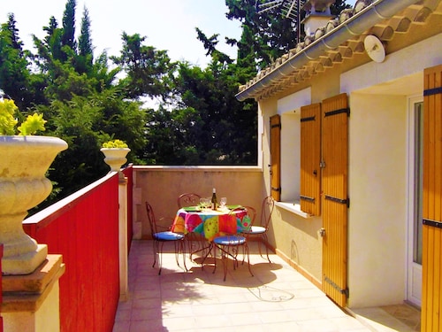 La Cigale Appart-Villa Climatisé pour 2 ps En Provence, Village Près d'Avignon