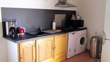 Réfrigérateur, micro-ondes, plaque de cuisson, lave-vaisselle