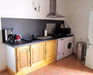 Réfrigérateur, micro-ondes, plaque de cuisson, lave-vaisselle