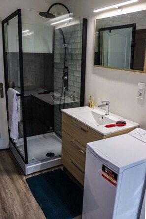 Shower, free toiletries, hair dryer, towels - Duplex Le Philandra - 2-4 pers - jacuzzi  (Monteils)