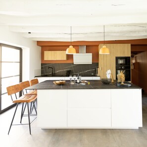 Fridge, microwave, oven, stovetop - Luxury villa with spas in the heart of the Châteaux of the Loire Valley (Azay-le-Rideau)