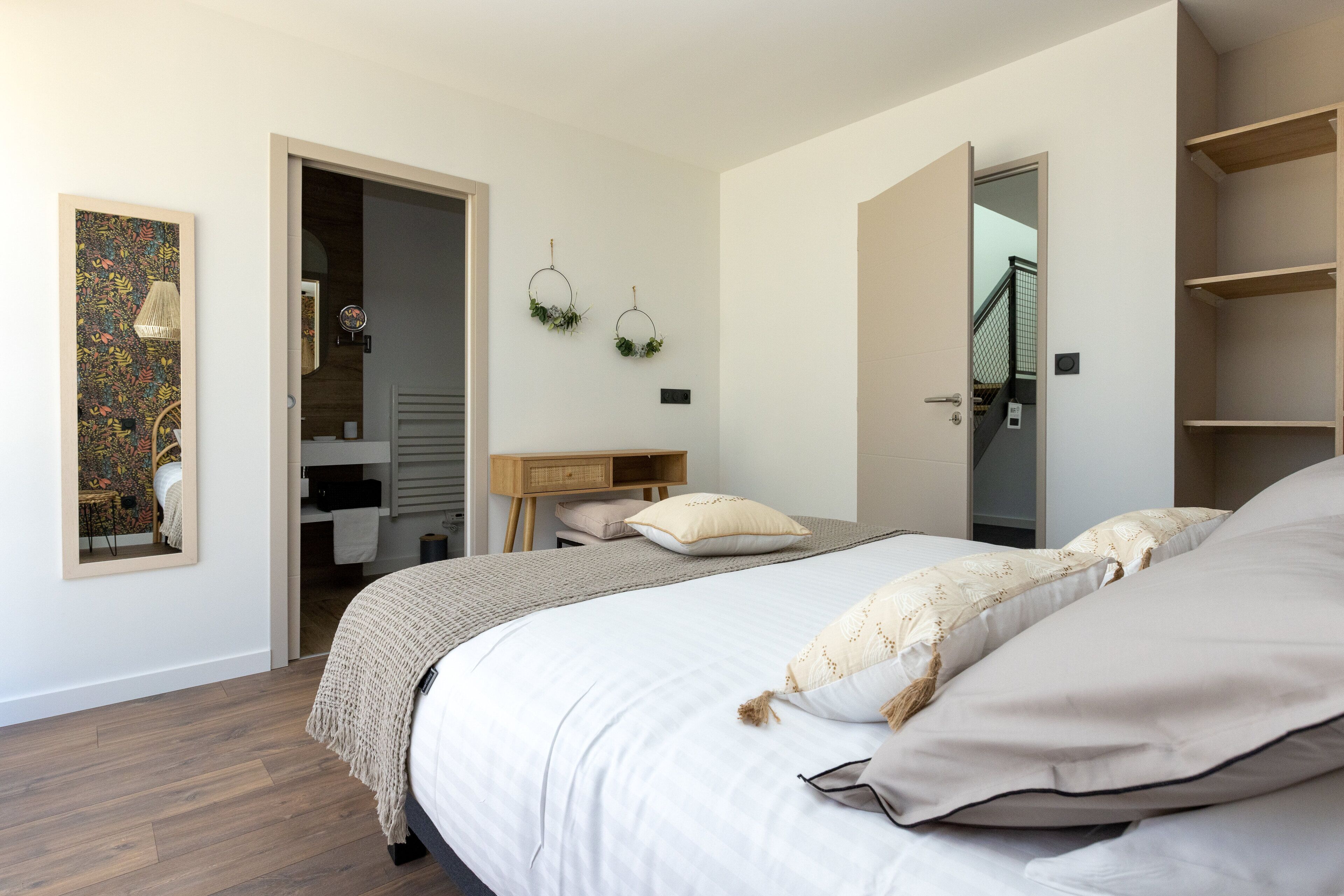 5 عدّة غرف نوم ومكواة/لوح كي وسرير سفر وواي فاي مجانًا