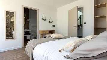 5 bedrooms, iron/ironing board, travel cot, free WiFi