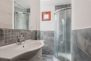 Douche, sèche-cheveux, bidet, serviettes fournies